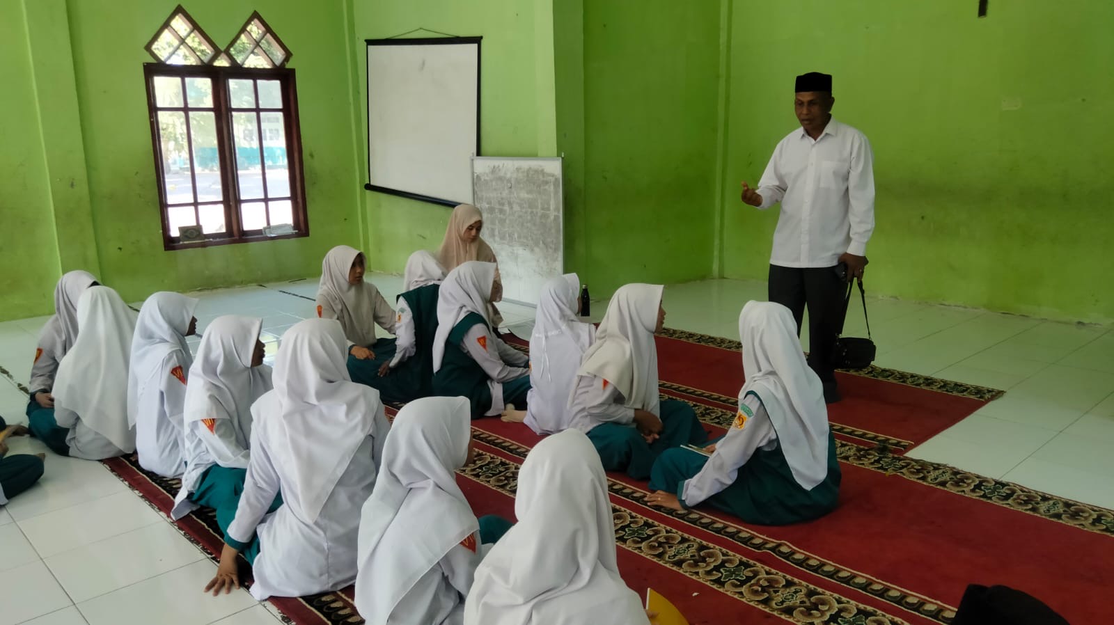 Kemenag Aceh Barat Dukung Penguatan Bahasa Inggris di MTsS Harapan Bangsa Meulaboh melalui Kelas Conversation