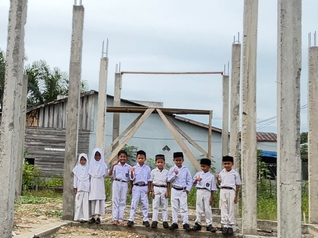 Dari Tiang-Tiang yang Berdiri, Tumbuh Harapan Wakaf Umat di MIS Lae Oram