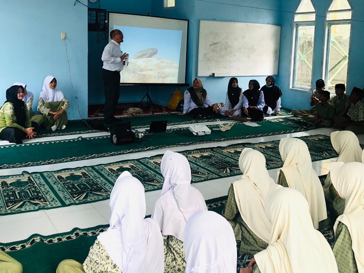 Kemenag Aceh Barat Dukung Edukasi Pertolongan Pertama Luka Psikologis dan Imunisasi HPV di MTsN Meureubo