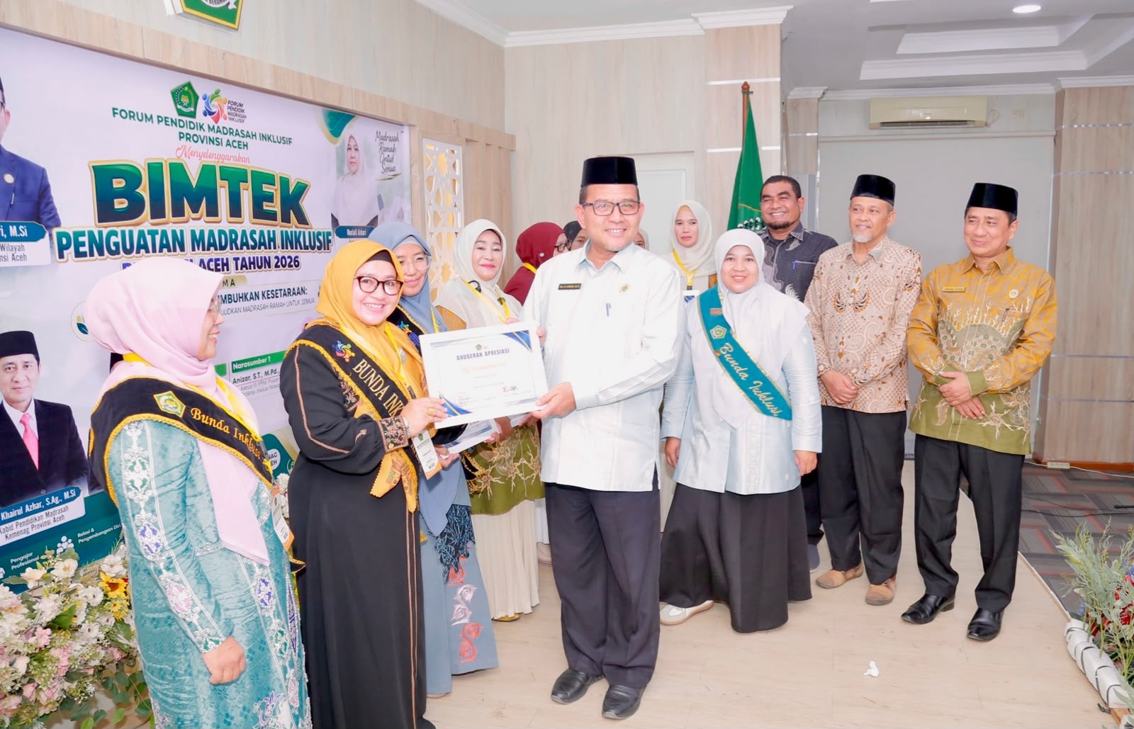 Wakili Kemenag Aceh Besar, Yasmaidar Terima Anugerah Bunda Inklusi Inovatif
