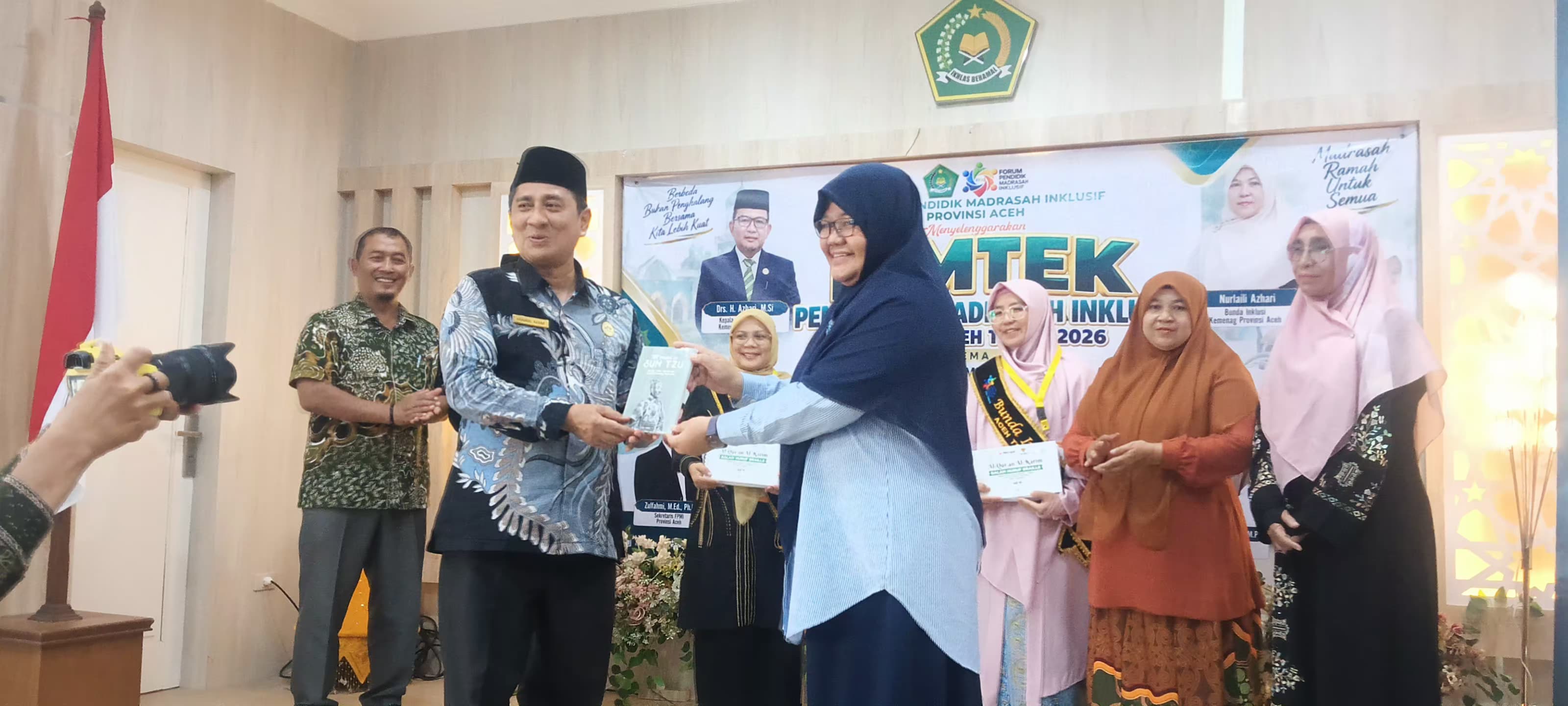 Kabid Penmad Terima Cendera Mata Buku "The Power of Sun Tzu" pada Penutupan Bimtek Madrasah Inklusif 2026