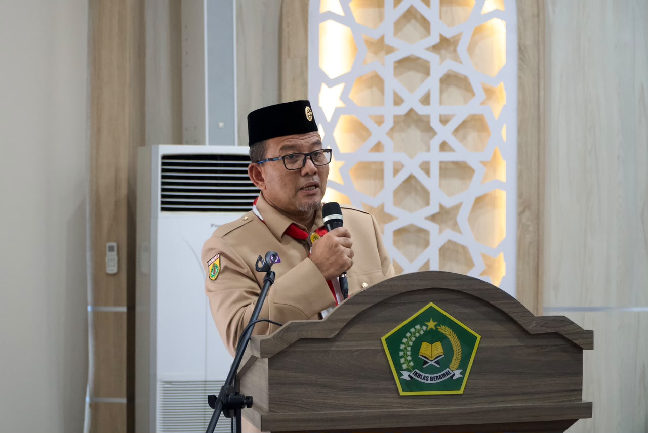 Kakanwil Azhari Tekankan Pramuka sebagai Sarana Pembentukan Karakter Santri