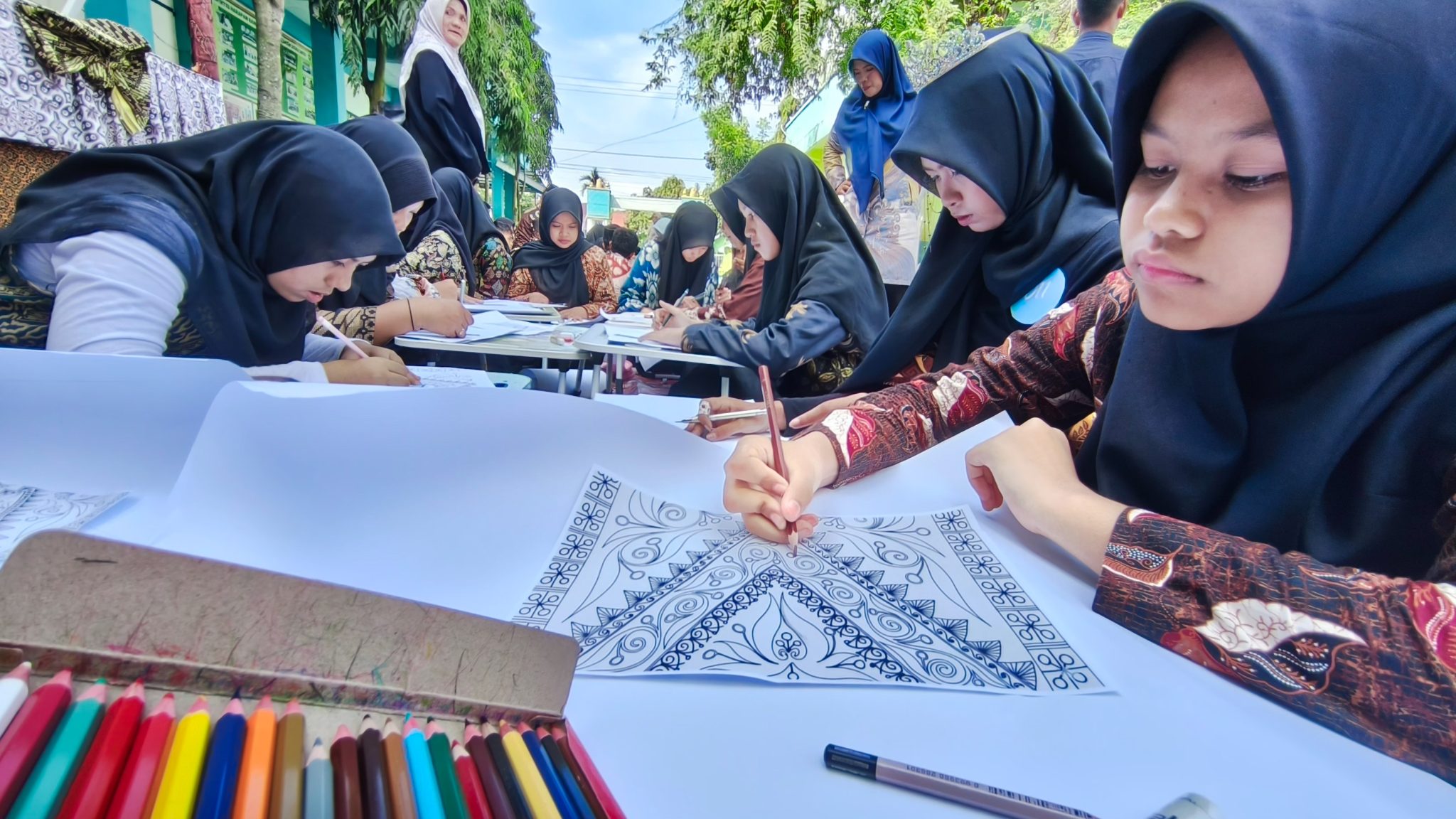 Hari Batik Nasional, 563 Siswa MTsS Harapan Bangsa Ikut Membatik Massal