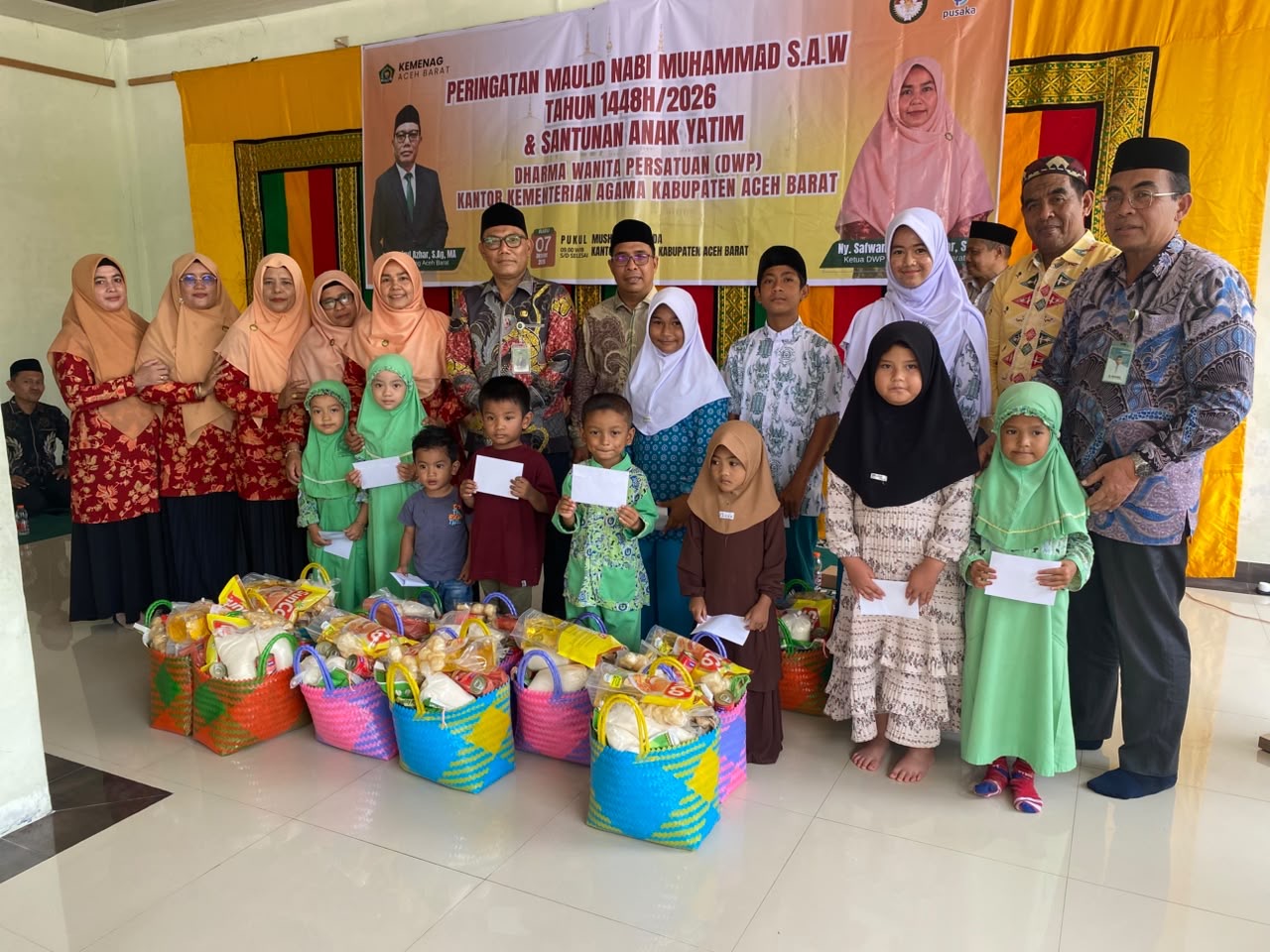 Peringati Maulid Nabi, DWP Kankemenag Aceh Barat Berbagi dengan Anak Yatim