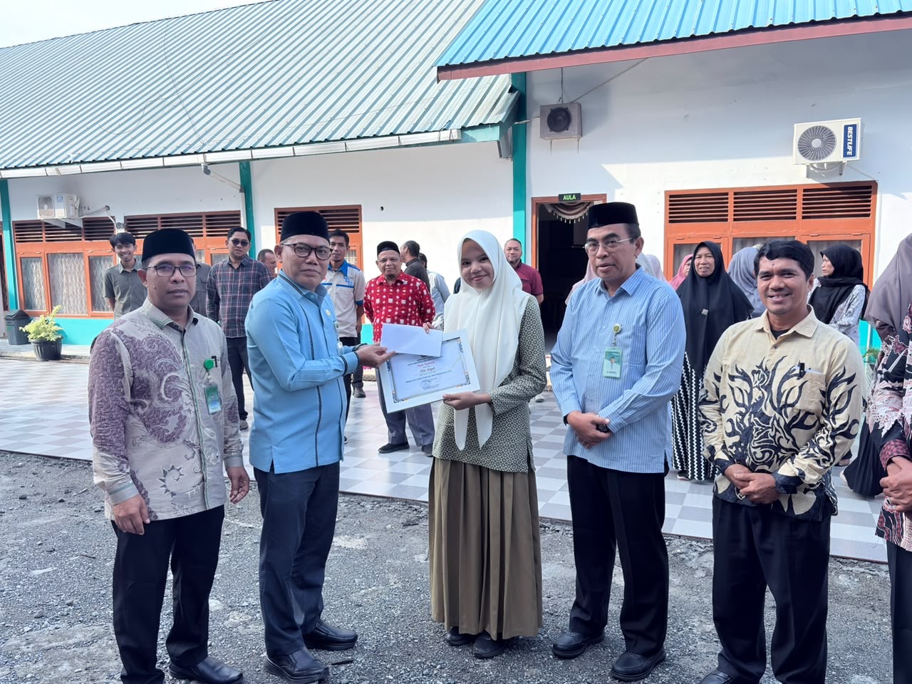 Kemenag Aceh Barat Serahkan Piagam dan Uang Pembinaan kepada Finalis Gen Halal Championship 2026