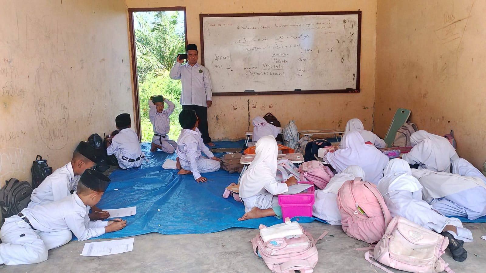 Pembangunan MIN 2 Rundeng Terus Dipacu, 207 Siswa Bertahan Belajar di Ruang Darurat