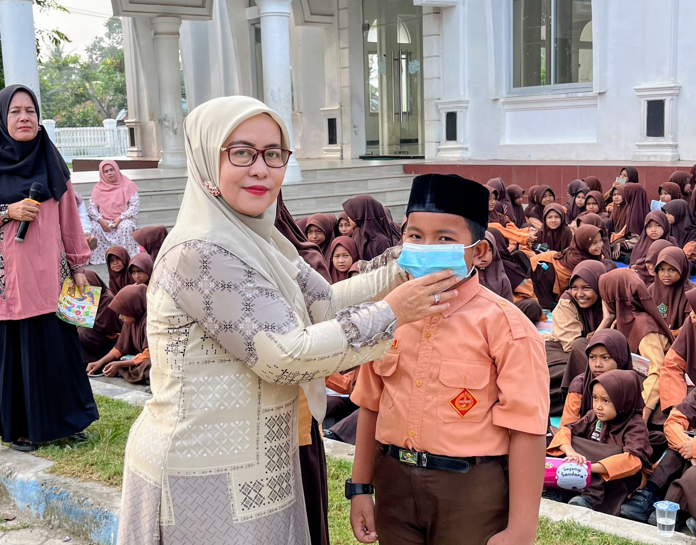 Kabut Asap Makin Pekat, Mahasiswa PPL UIN Ar-Raniry Bagikan Masker untuk Siswa MIN 22 Aceh Besar