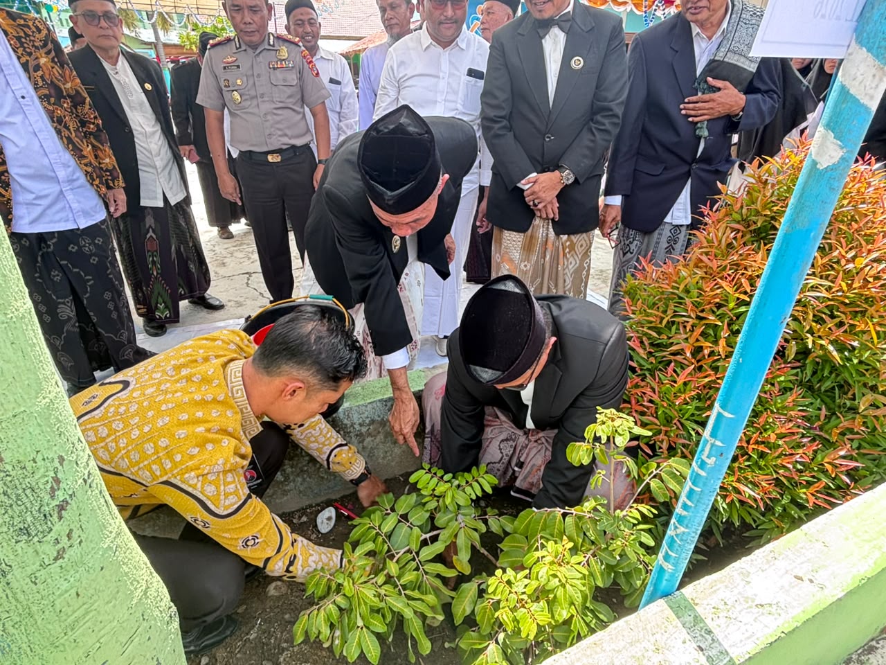 Kemenag Tanamkan Nilai Ekoteologi di Hari Santri, Wakil Bupati Aceh Barat Daya Ikut Tanam Pohon
