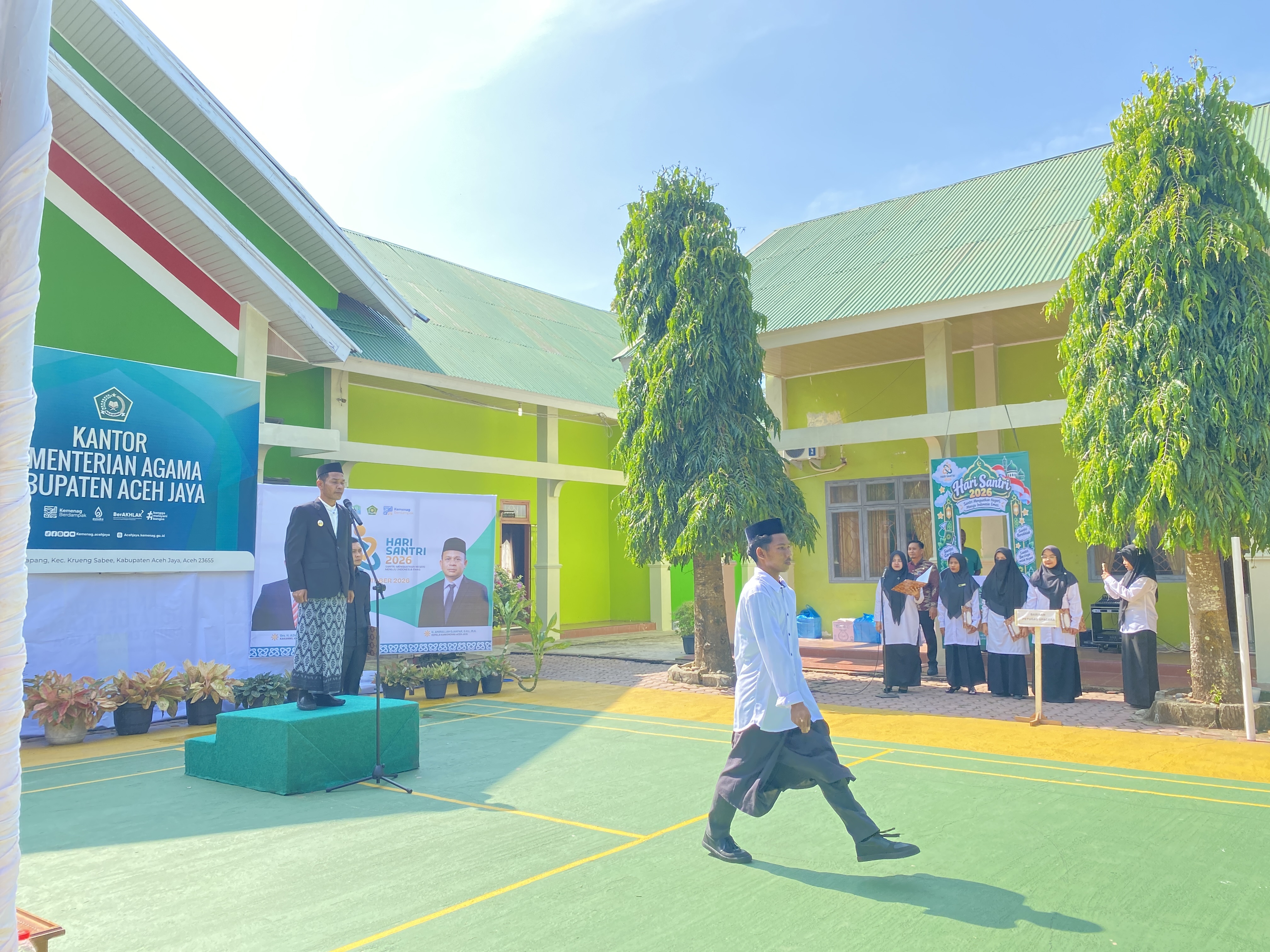 Wabup Aceh Jaya Pimpin Upacara Hari Santri, Kemenag Serahkan Sertifikat Wakaf dan Izin Operasional Dayah