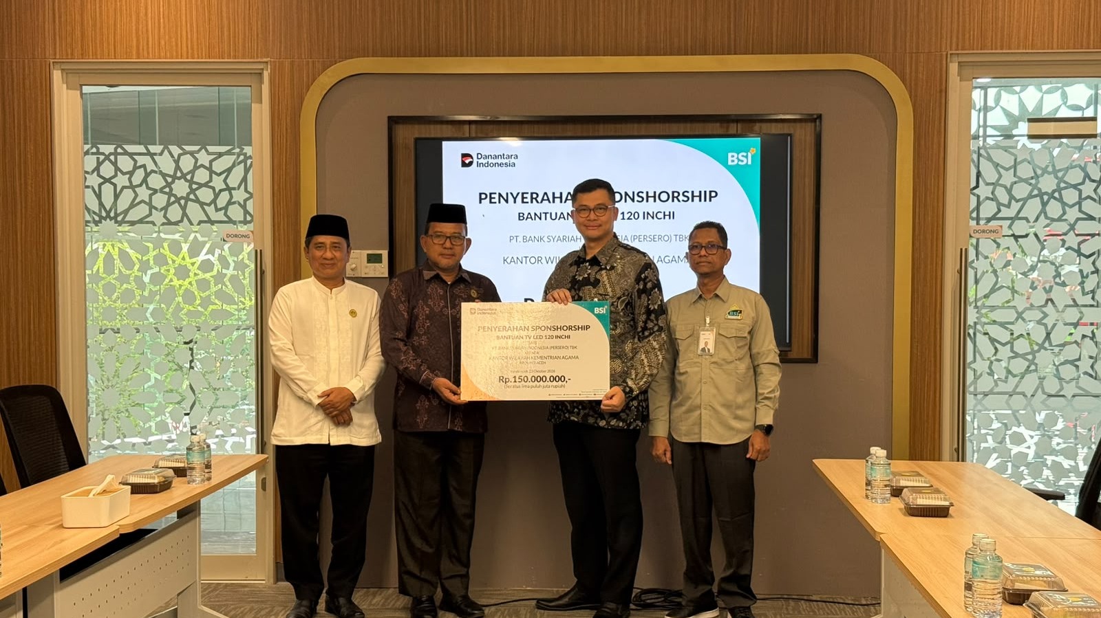 BSI Serahkan TV LED 120 Inci untuk Media Informasi Kanwil Kemenag Aceh