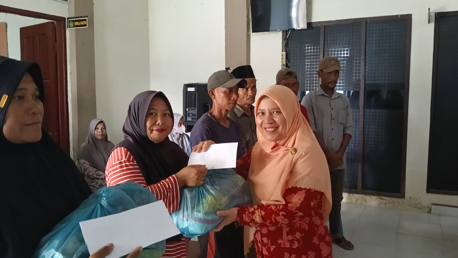 DWP Peduli Kemenag Aceh Singkil Berbagi Paket Sembako kepada Masyarakat Kurang Mampu