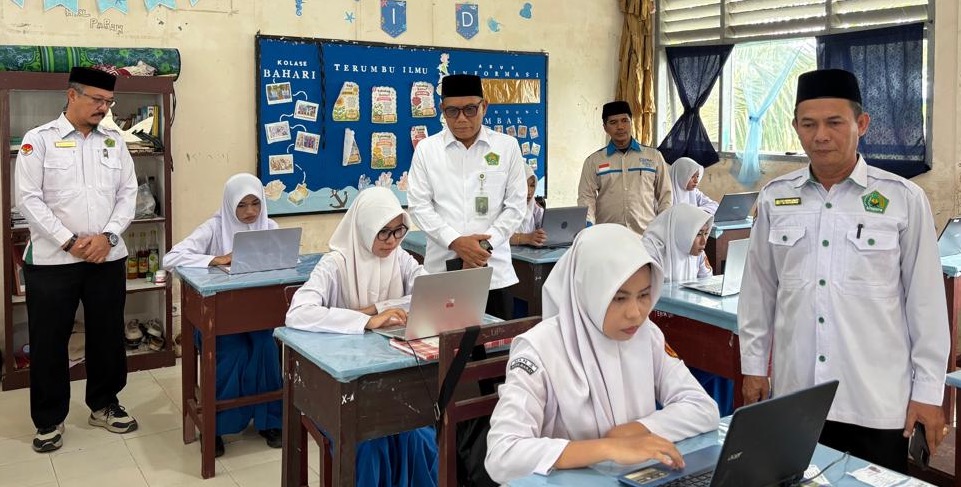 Kakankemenag Aceh Barat Tinjau Pelaksanaan TKA di Sejumlah Madrasah Aliyah
