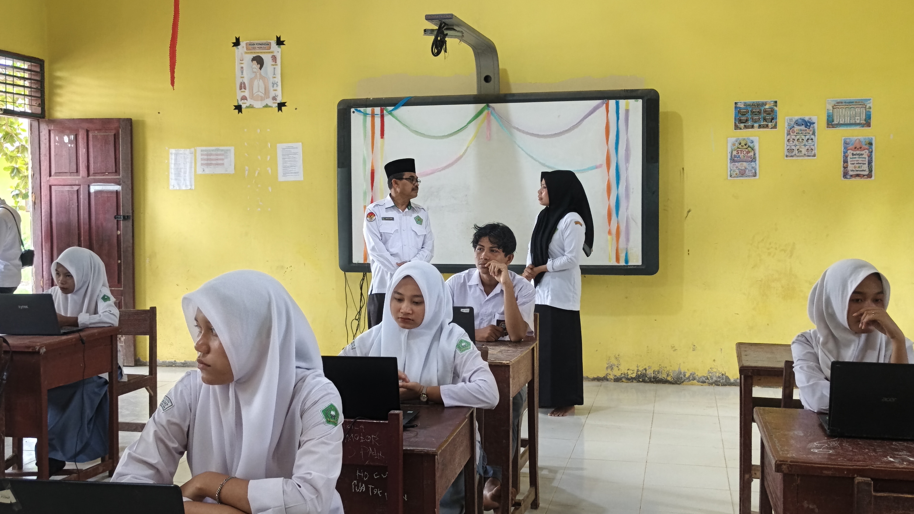 Kakankemenag Aceh Timur Tinjau Pelaksanaan TKA di MAS Madat dan MAN 4