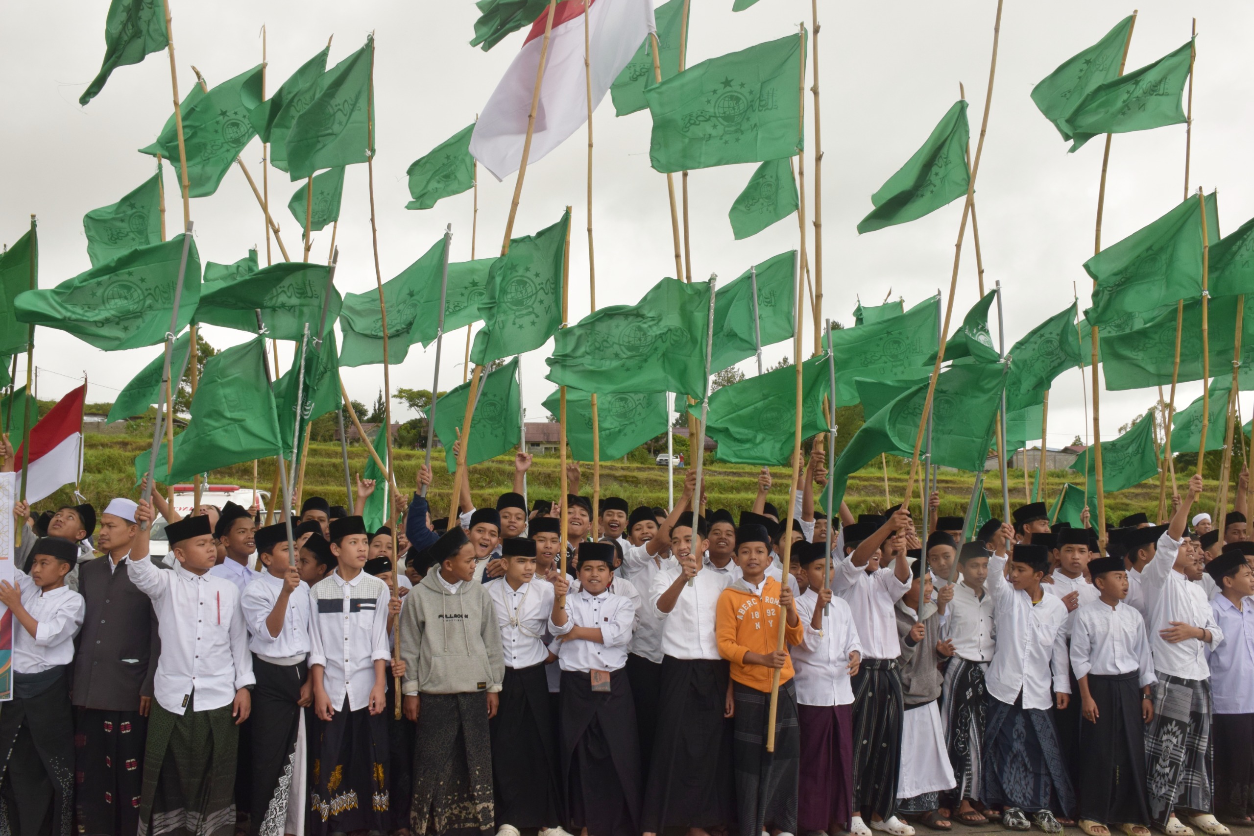 Meski Tertunda, Ribuan Santri Tetap Antusias Mengikuti Upacara Hari Santri Nasional 2026