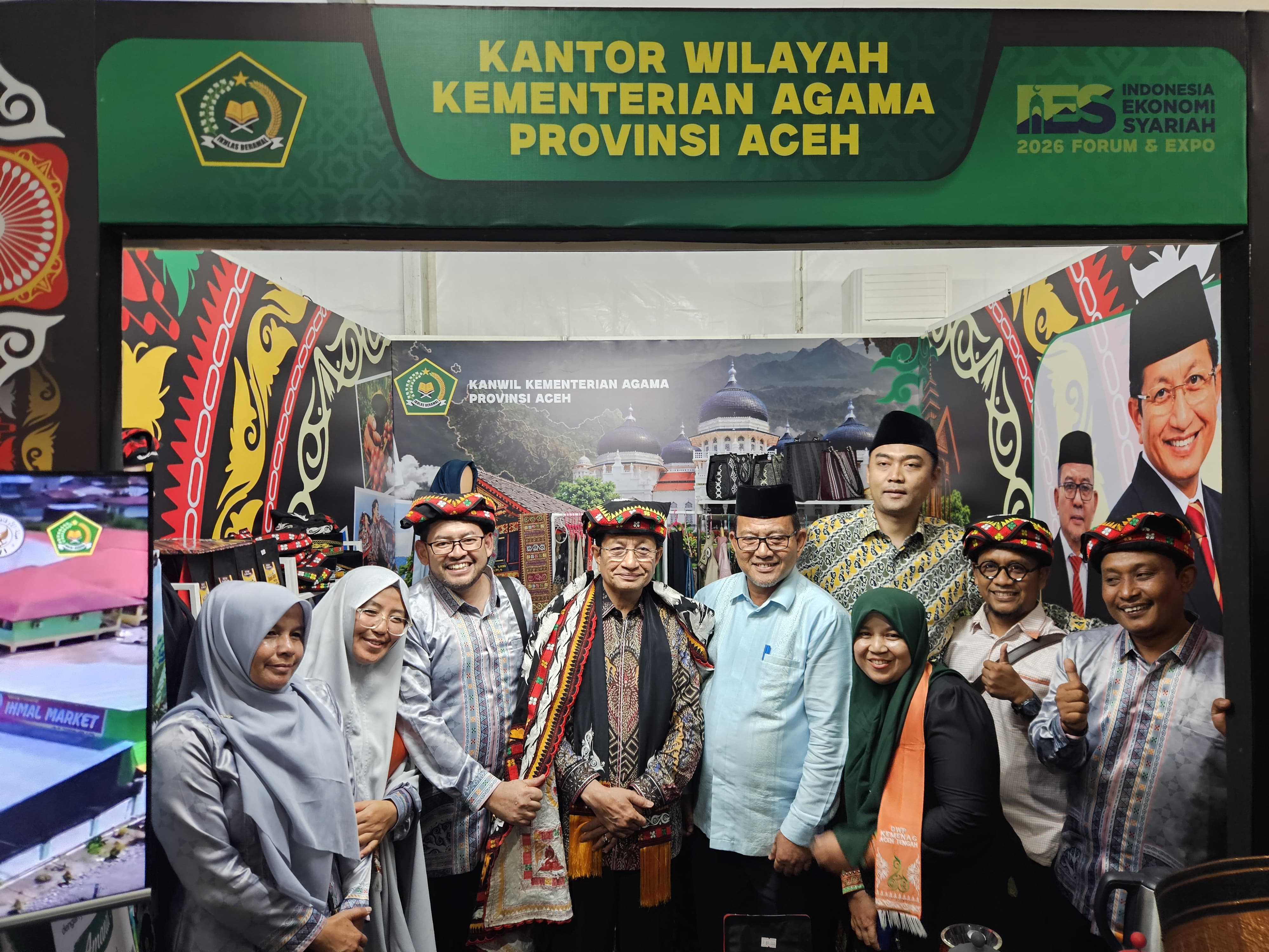 Menag Ngopi di Stand Kemenag Aceh, Kakanwil Azhari Harap Expo Dekatkan Produk Unggulan UMKM melalui Wakaf Produktif