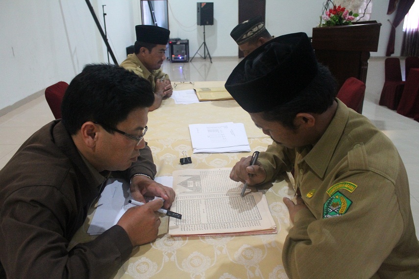 Tgk. Walid, MA dan Tgk. Masturi, MA Juri Seleksi Baca Kitab Penghulu di Aceh Tengah