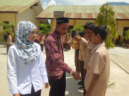 Mahasiswa PPL STAIN Zawiyah Cot Kala dan UNSAM Proaktif di MTsN Peureulak