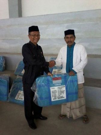 Hari kedua Manasik, Kakankemenag Serahkan Koper JCH 