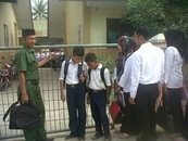 Pintu Pagar Dikunci, Kepala Madrasah pun Berdiri di Luar