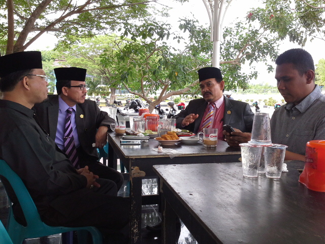 Menunggu Wamen di Corner Bandara