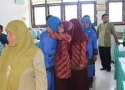Isak Tangis Warnai Lepas Sambut Kamad MIN Drien Rampak