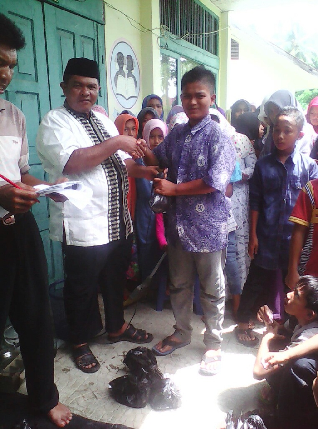 MTsN Samadua Bagikan Qurban Buat Yatim dan Fakir Miskin