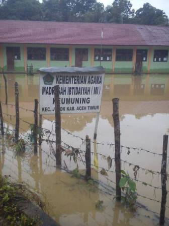Banjir di Madrasah, Buku Siswa Ikut Rusak