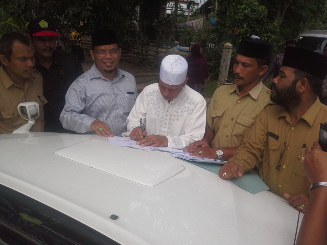 Tgk Idris Mahmudi Wakaf Tanah di Sampoinet