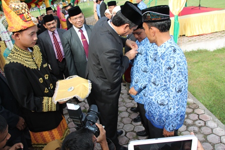 Gubernur Aceh Sematkan PIN 5 Budaya Kerja