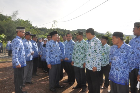 Drs. H. Arijal Cek Kehadiran PNS Saat Pemeriksaan Barisan
