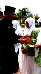 Drs.Salihin Mizal,MA Serahkan Hadiah dan Cenderahati