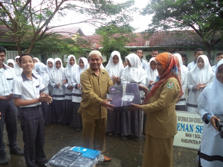 BKSPP Pidie Serahkan Seperangkat Genre KIT pada PIKKRR MAN 1 Sigli
