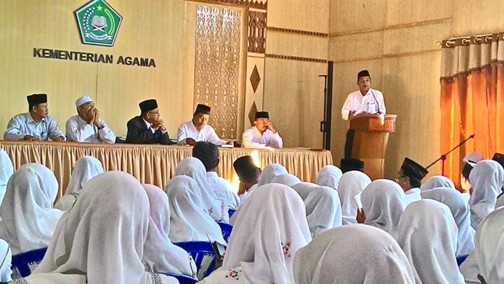 Kepala Kankemenag Bireuen Antar Mukhlis Kepala MAN Model ke Banda Aceh