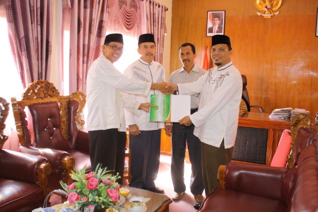 Kakanwil Kemenag Aceh Menyerahkan SK Struktur Organisasi KUA Panton Reu