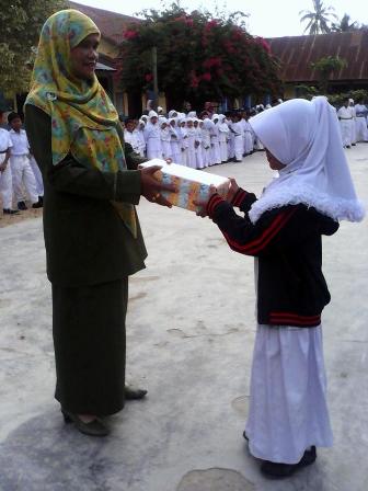 Dapat Hadiah Usai Upacara