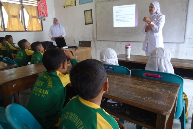 Petugas Puskesmas Berikan Bimbingan untuk Murid MIN