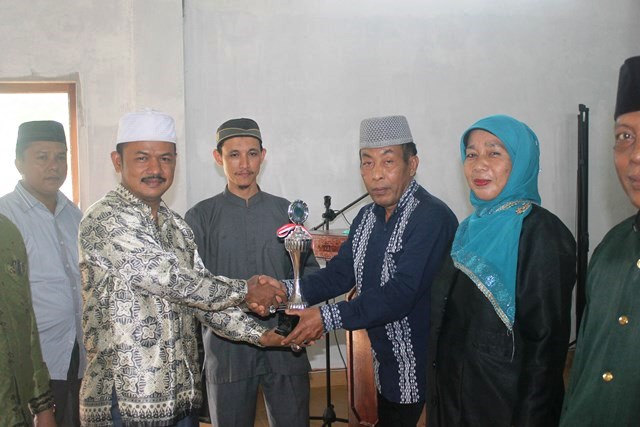 Drs. H. Kaharuddin dan Dra. Hj Nafsiah OK Keluarga Sakinah I