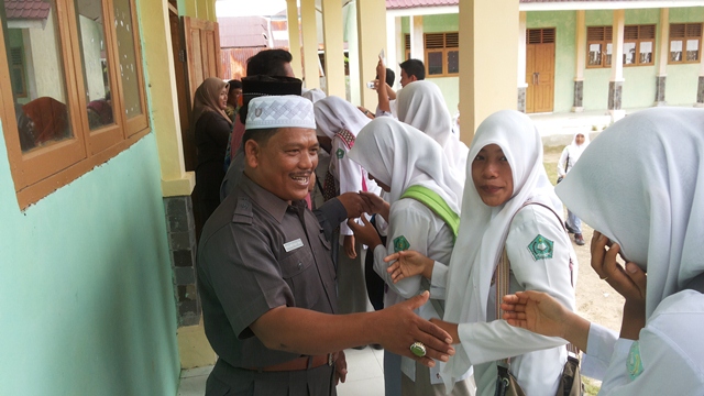 UN Berakhir, Siswa MAN Singkil Salaman dengan Pengawas dan Guru 