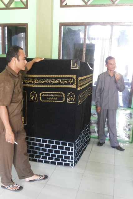 Pak Salihin Serahkan Miniatur Ka`bah pada KUA