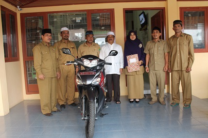 Kakankemenag Serahkan Kendaraan Dinas Penyuluh Agama