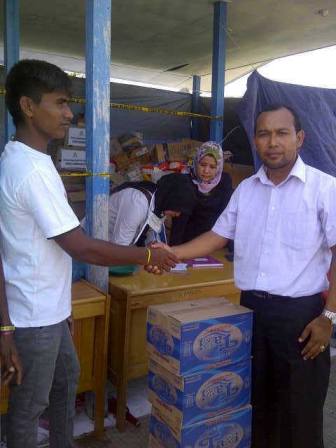 Peduli Rohingya, MTs Taman Fajar Serahkan Bantuan