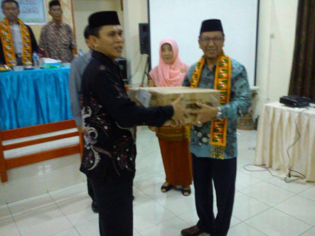 Kakanwil Kemenag Aceh Serahkan Teleskop Rukyatul Hilal untuk BHR Simeulue