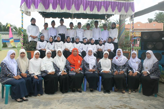 MIN Seumadam Lepas 19 Siswa Kelas VI