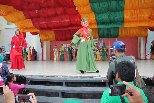 Busana Muslimah Diminati Warga