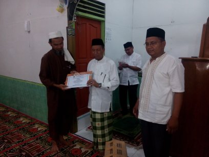 Kakanwil Kemenag Aceh Serahkan Bantuan Dana Rp 50 Juta dan Al-Qur`an