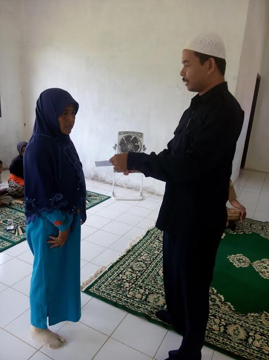Kepala SMAN 1 Pulo Aceh Serahkan Beasiswa PIP