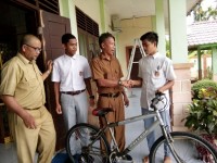 Guru MAN Simpang Ulim Berikan Sepeda Kepada Siswa Kurang Mampu