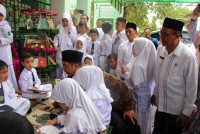 Ketika Menag Bersama Siswa Siswi MIN 6 Banda Aceh