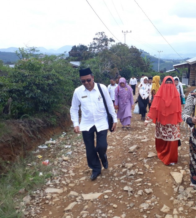 Ketika Kakanwil Berjalan Kaki Menuju Pedalaman Gayo