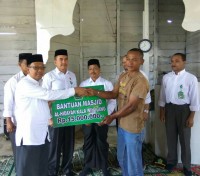 Kemenag Aceh Serahkan Bantuan untuk Masjid Babul Hidayah